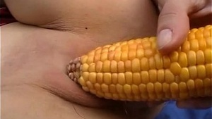 Amateur girlfriend toys her pussy with corn outdoor