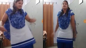 Mature Indian woman shakes her boobs in seductive dance