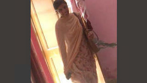 Desi wife enjoys new lover in leaked MMS video