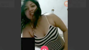 Stunning Indian babe flaunts her beauty in a video call