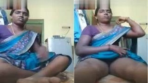 Tamil bhabhi bares her pussy on video call