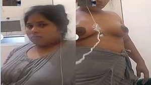 Indian babe flaunts her body on video call