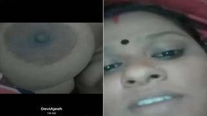 Desi bhabhi flaunts her big boobs in public