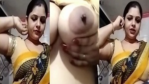 Big-boobed Indian MILF flaunts her pussy and ass in MMS