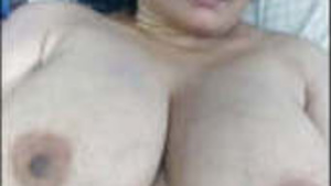 Indian aunty flaunts her big boobs in solo video
