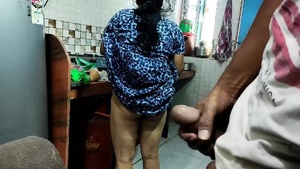 Desi porn in kitchen: Didi kzinha mein khana paka rahi thi maine uso pataya aur chudai kardi