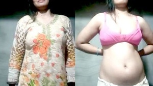 Bhabi records her own nude video in a sexy and cute manner