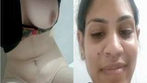 Exclusive video of a hot Indian babe flaunting her natural body