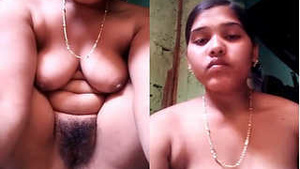 Exclusive amateur Indian girl bares her breasts and pussy