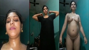 Bhabhi flaunts her nude body in a seductive manner