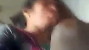 Desi aunty gives a blowjob to driver in MMS scandal