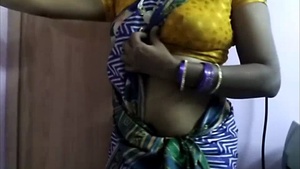 Aunty in sari teases with her pussy and touches herself in video