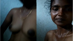 Indian amateur bhabhi reveals her big tits and pussy in exclusive video