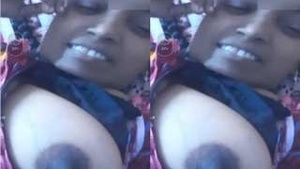 Indian mature bhabhi flaunts her big boobs in a video call