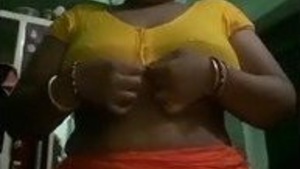 Mature Indian bhabhi flaunts her big boobs