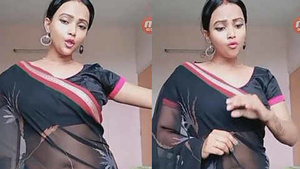 Busty beauty flaunts her belly button in a sexy saree