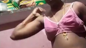 A Mallu bhabhi records herself changing her dress for MMS