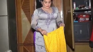 Big-boobed Bhabi from PK gets naughty