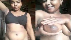 Indian college girl indulges in solo play