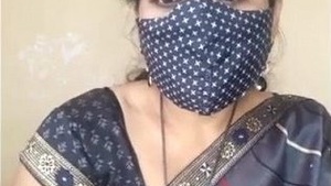 Geeta, a stunning Desi bhabi, in a sizzling cam video
