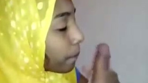 Muslim girl gives a sensual blowjob in this video